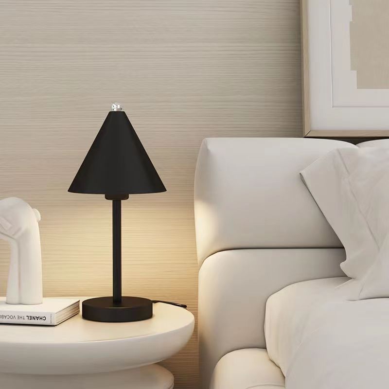 Lampe de table moderne en fer au design minimaliste élégant Table Lamp Electro Paris Sort