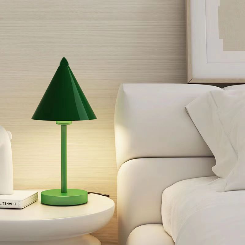 Lampe de table moderne en fer au design minimaliste élégant Table Lamp Electro Paris Grøn
