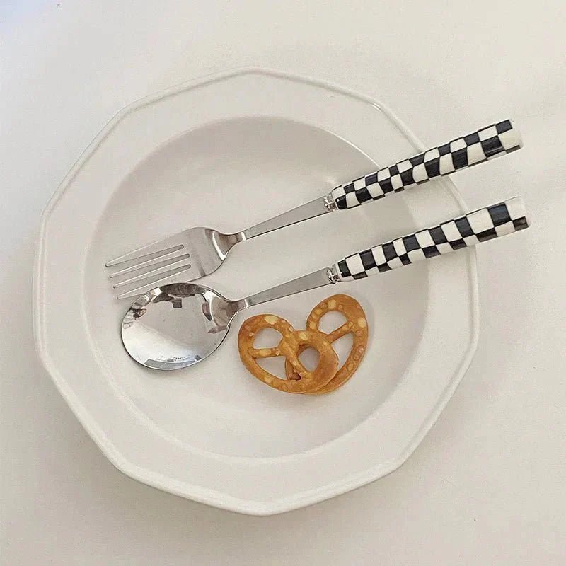 Ensemble de Couverts à Motifs – Service de Table en Inox Avec Manches à Carreaux Vaisselle Electro Paris