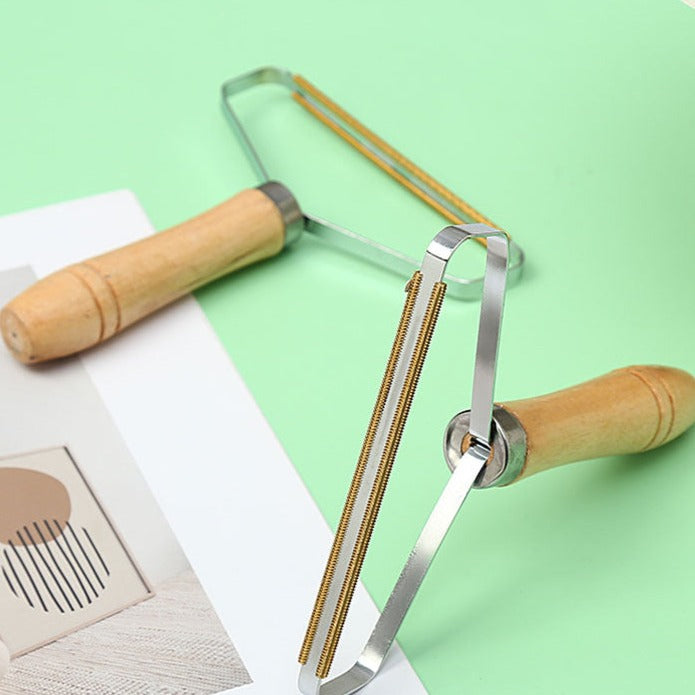 Nettoyant Manuel Pour Poils D’Animaux Avec Manche En Bois Et Grattoir Inox Pour Surfaces Textiles Pet deshedder Electro Paris