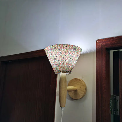 Applique Murale En Bois Style Nordique Avec Abat-jour Plissé Pour Ambiances Chaleureuses Wall Light Electro Paris C