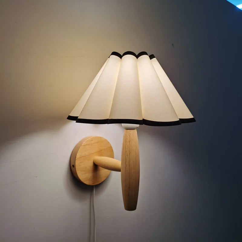 Applique Murale En Bois Style Nordique Avec Abat-jour Plissé Pour Ambiances Chaleureuses Wall Light Electro Paris