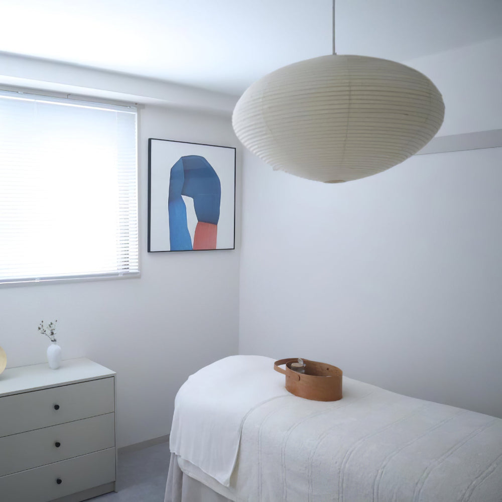 Suspension en Papier de Riz Sculptée pour une Lueur Apaisante Ceiling Lamp Electro Paris