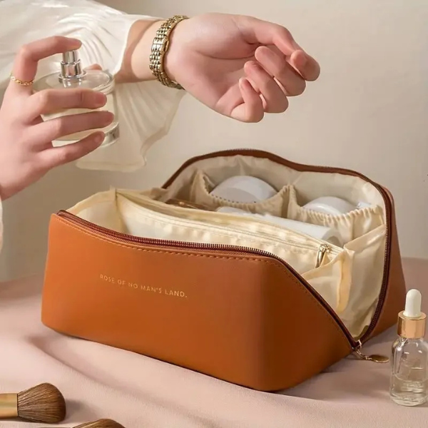 Trousse de Toilette Élégante – Grande Capacité et Pratique Less 50 Electro Paris Marron