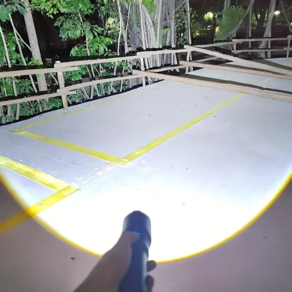 Lampe de Poche Tactique Haute Puissance pour Camping – Torche LED Rechargeable et Zoomable Éclairage Electro Paris