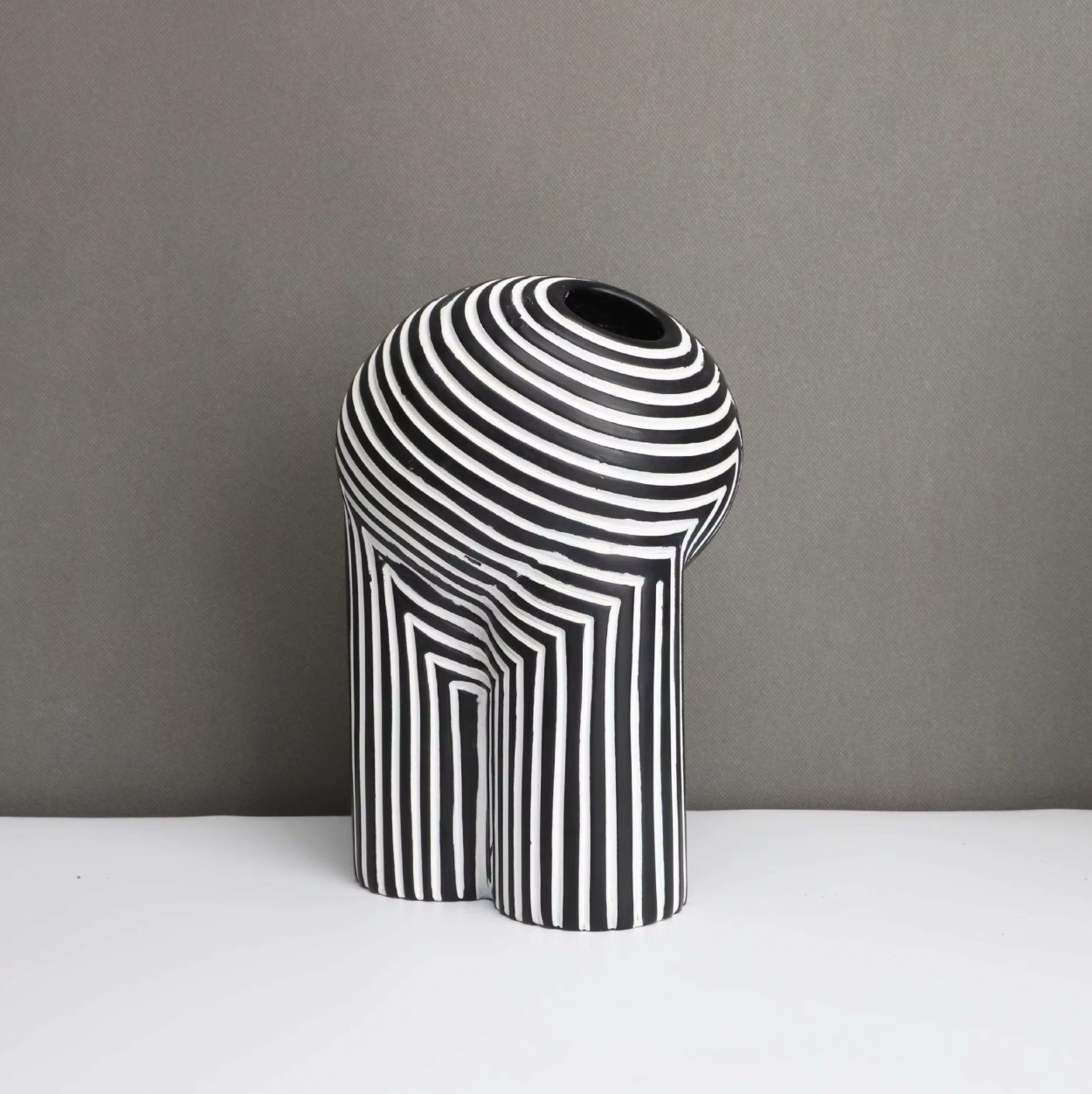 Vase en Céramique Rayé Noir et Blanc – Élégance Moderne pour la Maison Vases Electro Paris