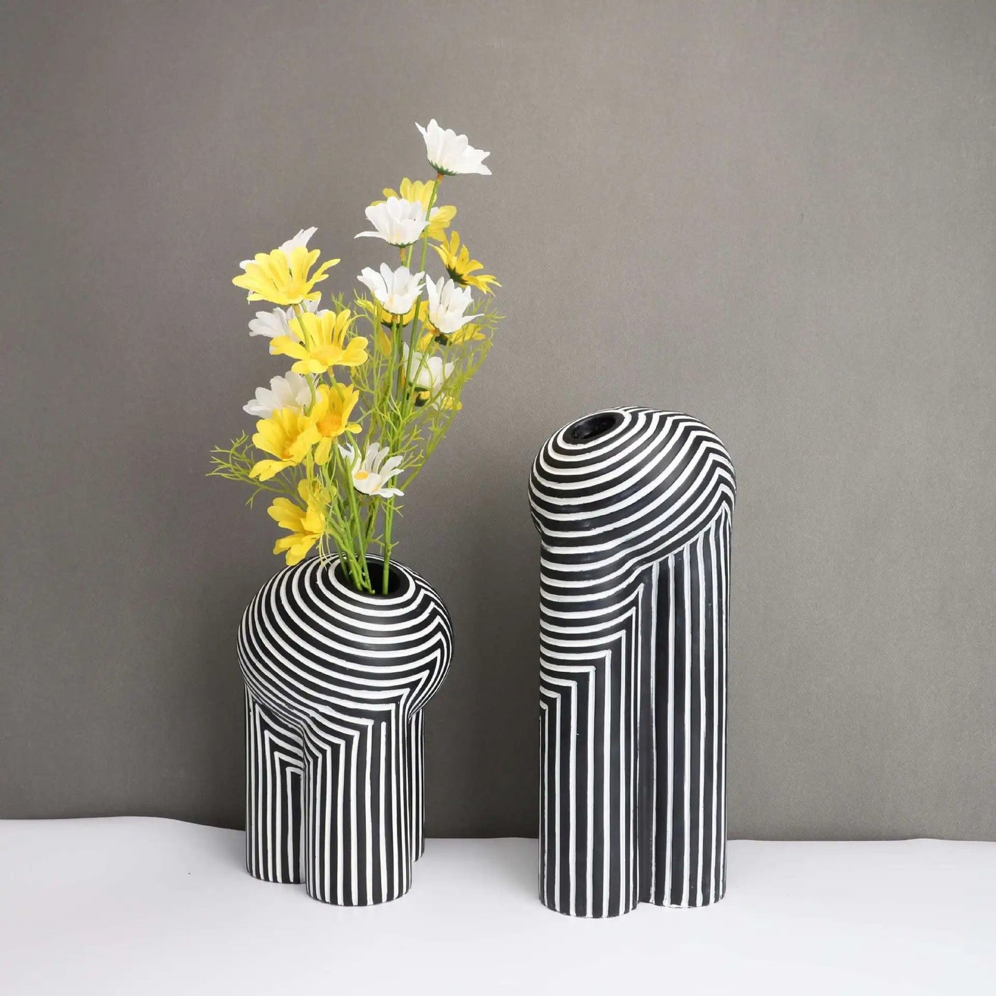 Vase en Céramique Rayé Noir et Blanc – Élégance Moderne pour la Maison Vases Electro Paris