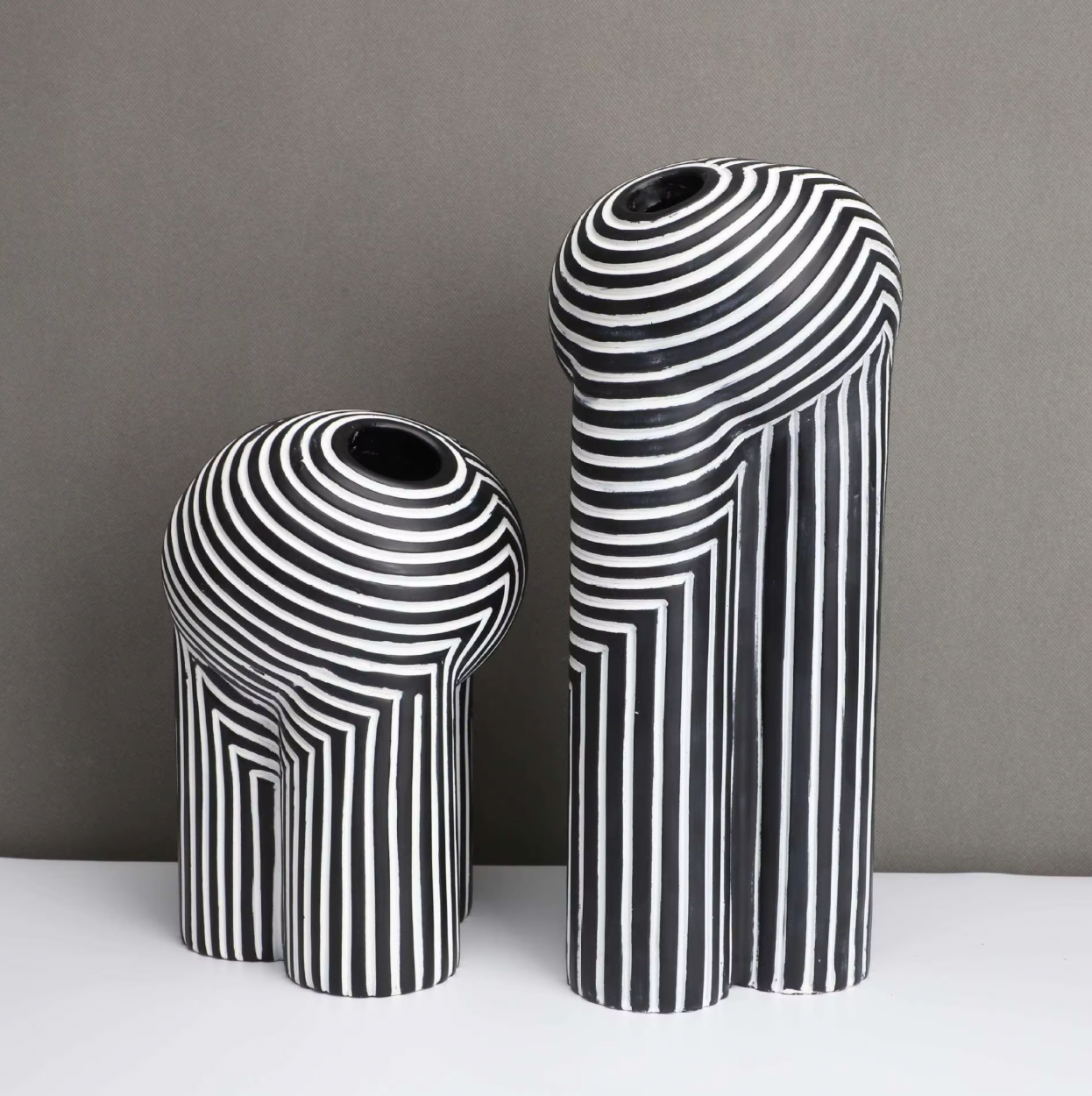 Vase en Céramique Rayé Noir et Blanc – Élégance Moderne pour la Maison Vases Electro Paris