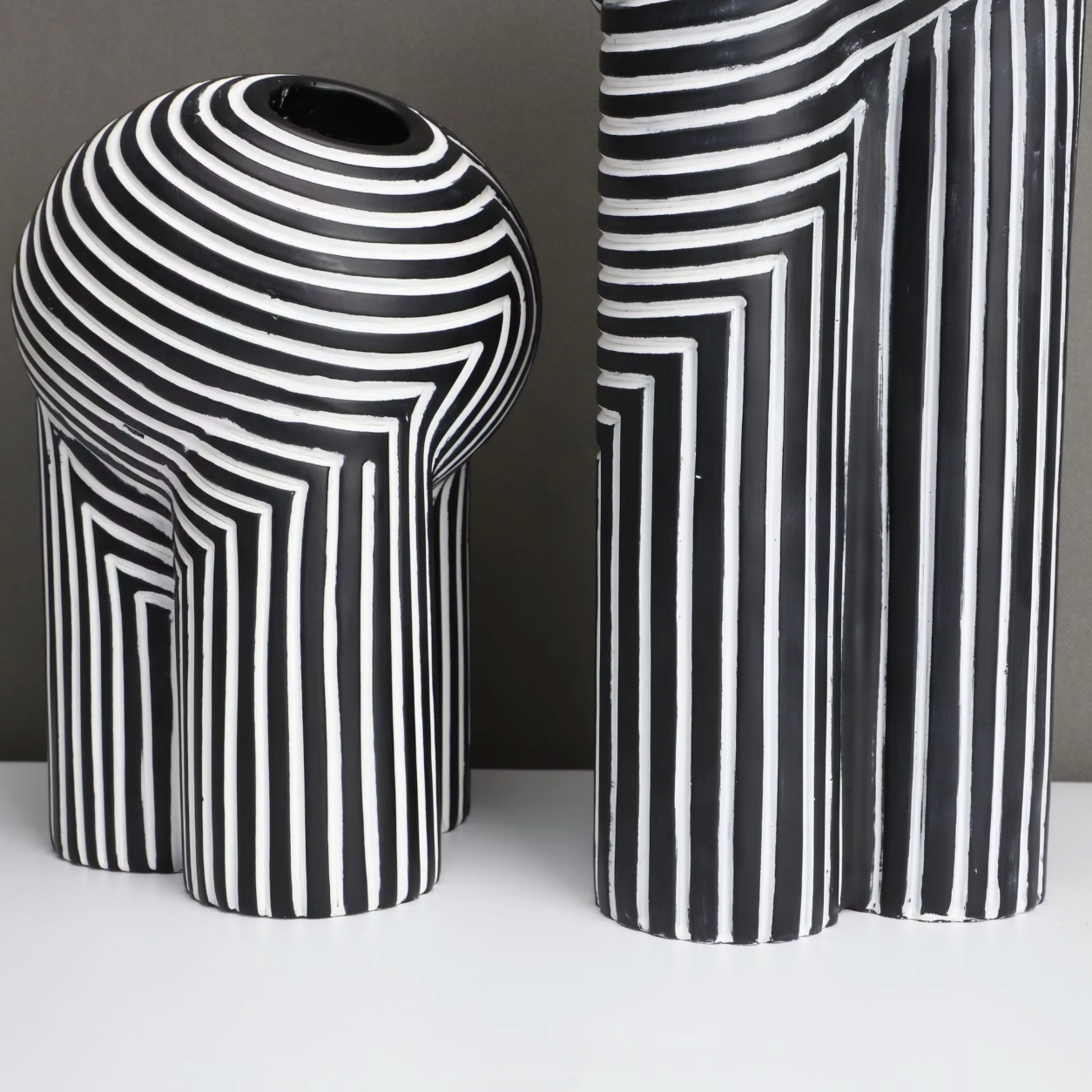 Vase en Céramique Rayé Noir et Blanc – Élégance Moderne pour la Maison Vases Electro Paris