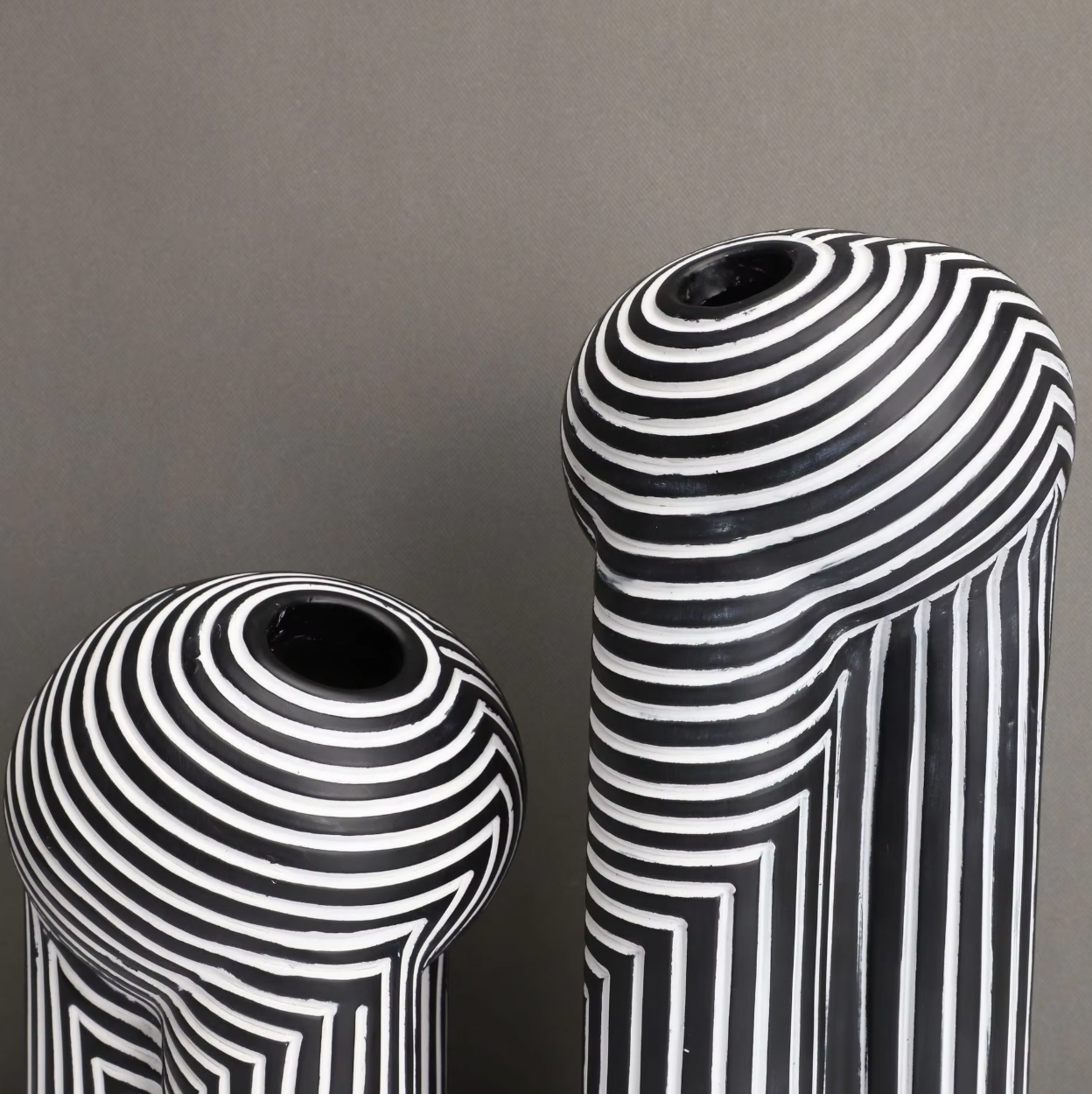Vase en Céramique Rayé Noir et Blanc – Élégance Moderne pour la Maison Vases Electro Paris