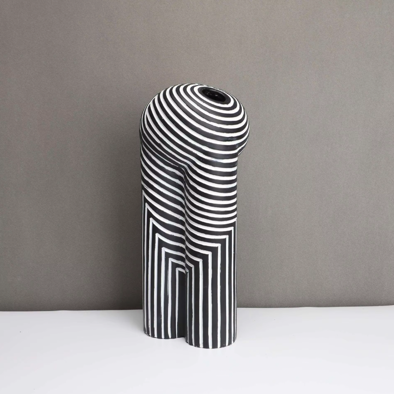 Vase en Céramique Rayé Noir et Blanc – Élégance Moderne pour la Maison Vases Electro Paris Grand