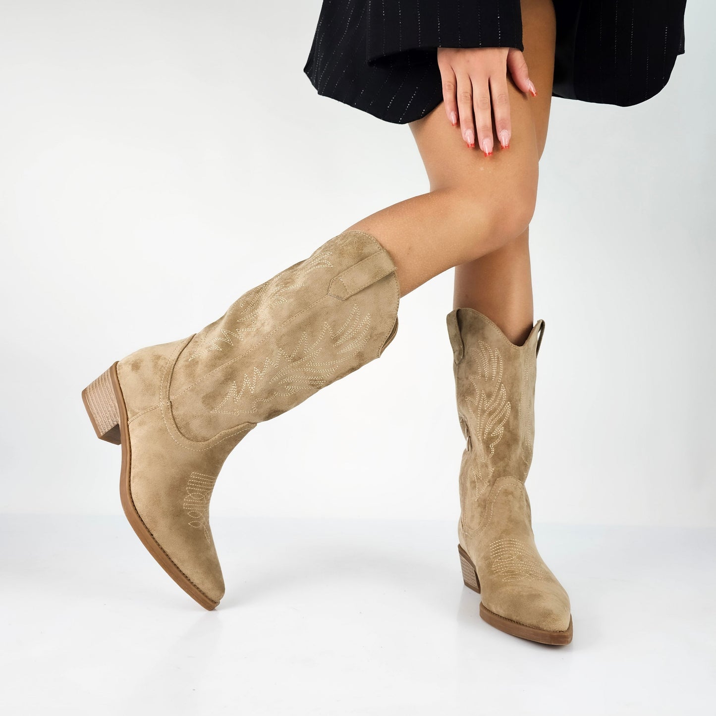 Bottines Cowboy à Talon Bloc – Esprit Western et Élégance Urbaine Women Boots Electro Paris