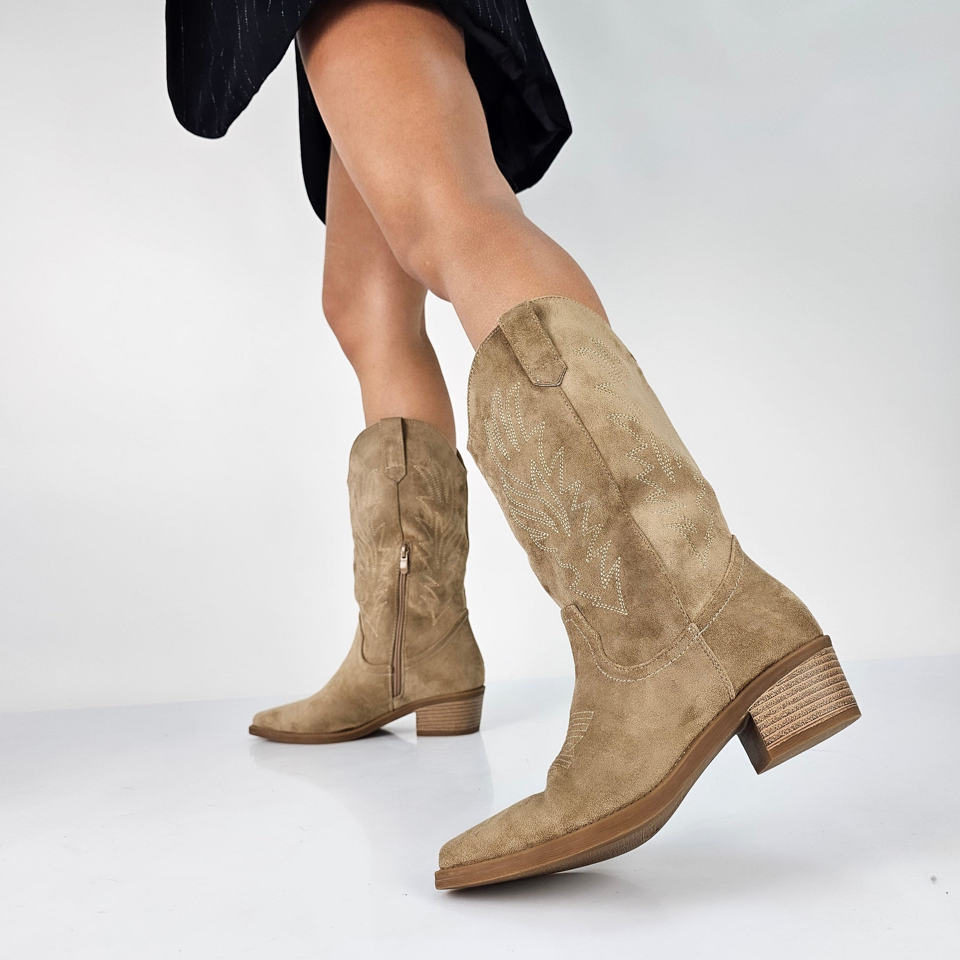 Bottines Cowboy à Talon Bloc – Esprit Western et Élégance Urbaine Women Boots Electro Paris