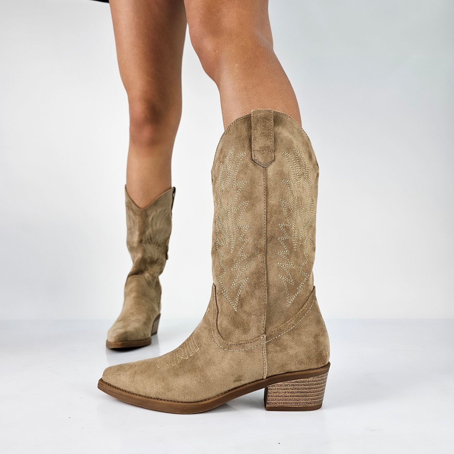 Bottines Cowboy à Talon Bloc – Esprit Western et Élégance Urbaine Women Boots Electro Paris