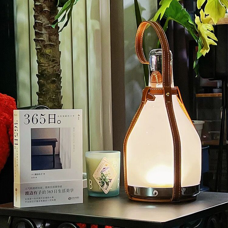 Lampe De Table En Verre Givré Moderne Avec Courroie En Cuir Pour Ambiances Élégantes Table Lamps Electro Paris