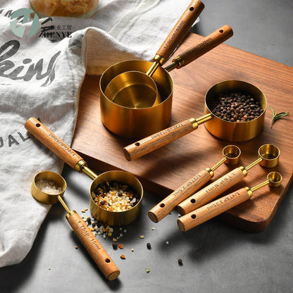 Tasses à Mesurer Élégantes en Acier Inoxydable avec Poignées en Chêne Massif Kitchen Accessories Electro Paris 8 pièces – Or