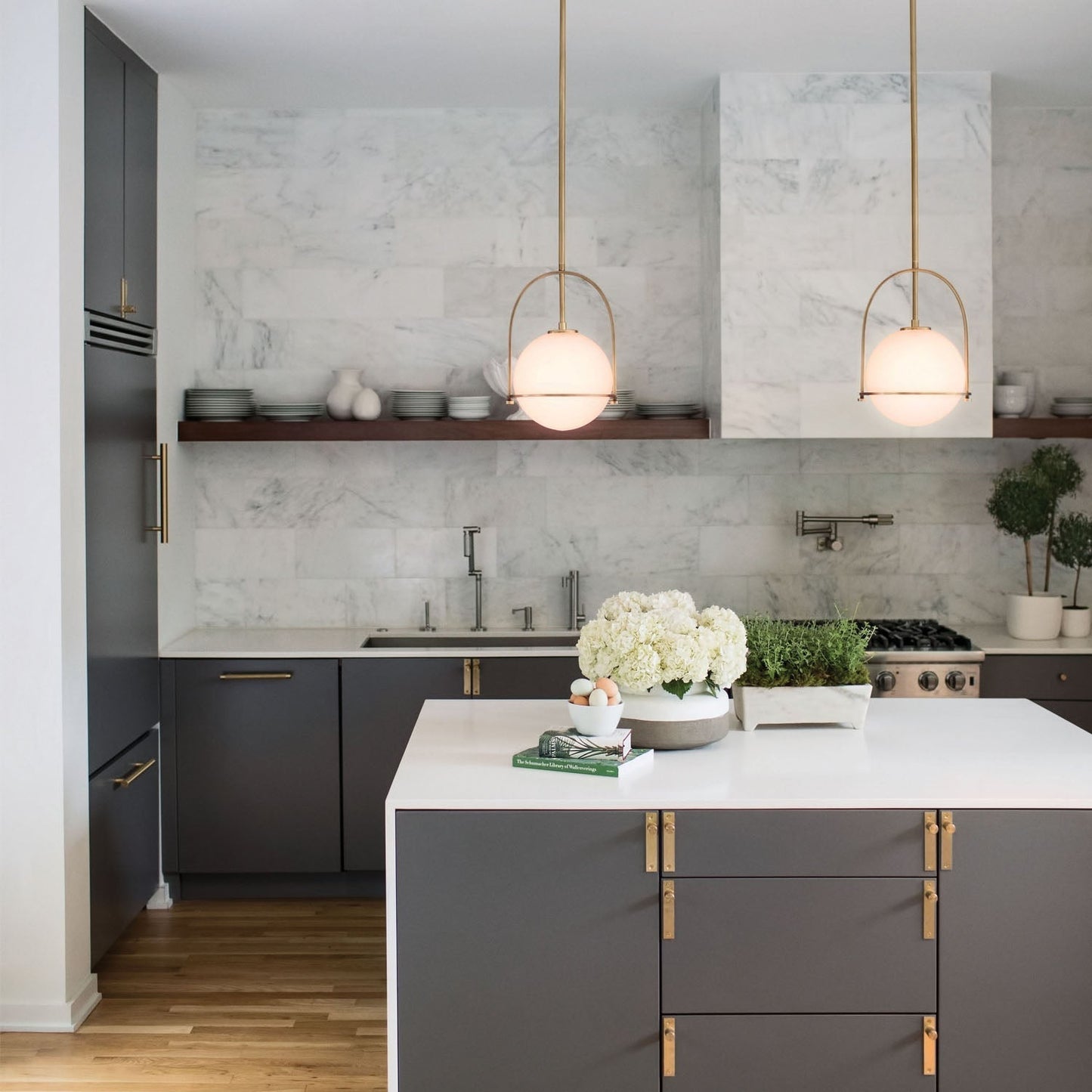 Plafonnier Boule en Verre Laiteux Nordique – Éclairage Moderne à Lumière Douce Ceiling Light Electro Paris