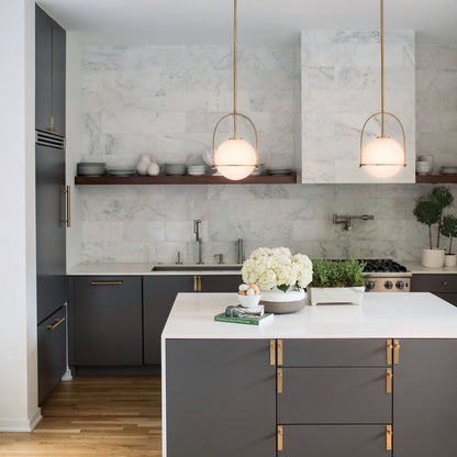 Plafonnier Boule en Verre Laiteux Nordique – Éclairage Moderne à Lumière Douce Ceiling Light Electro Paris