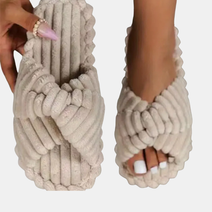 Pantoufles Tricotées en Peluche – Chaleur, Élégance et Confort Quotidien Women Sandals & Slippers Electro Paris Crème 35-36