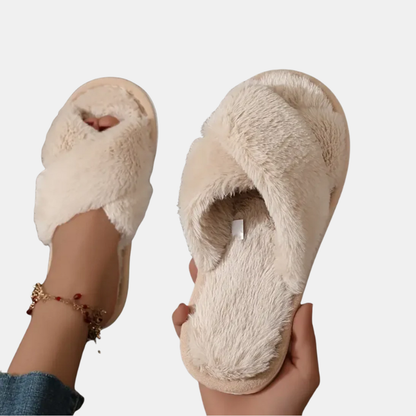 Pantoufles Fuzzy Criss-Cross – Chaleur Douce et Élégance Décontractée à la Maison Women Sandals & Slippers Electro Paris Kaki 35-36