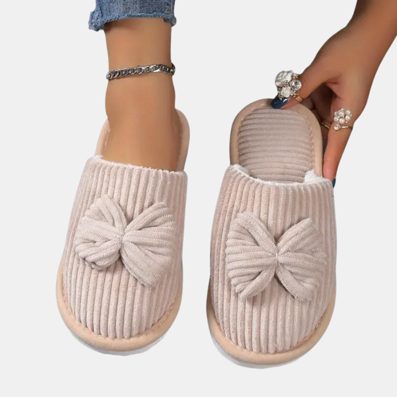 Pantoufles Satinées à Nœud – Élégance Florale et Confort Luxueux à la Maison Women Sandals & Slippers Electro Paris Beige 35-36