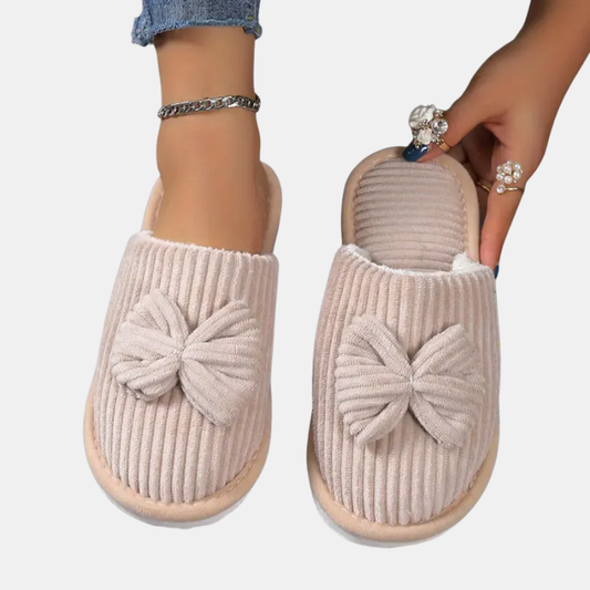 Pantoufles Satinées à Nœud – Élégance Florale et Confort Luxueux à la Maison Women Sandals & Slippers Electro Paris Beige 35-36